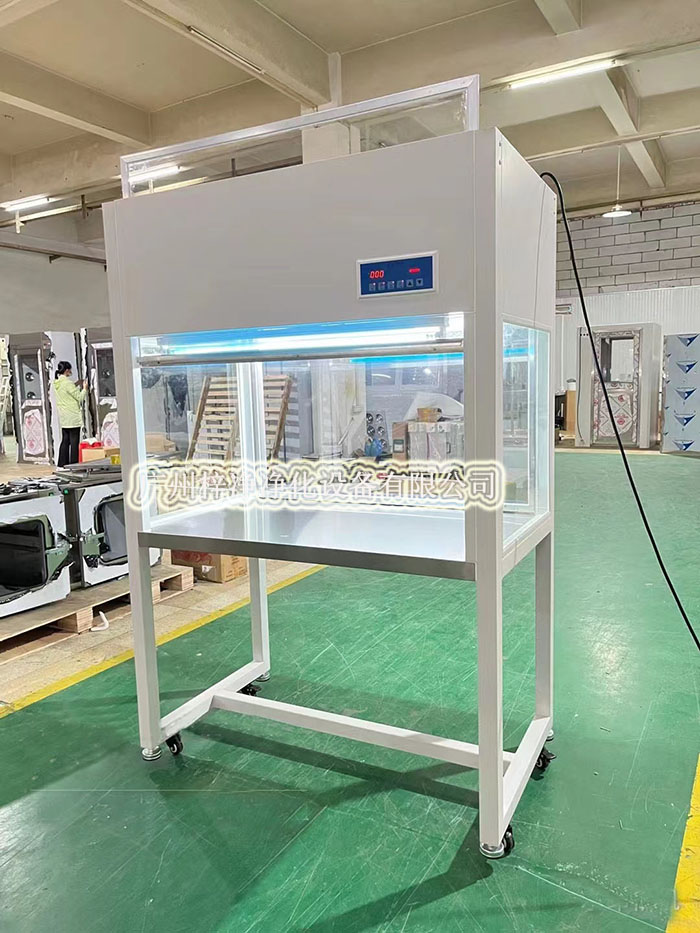 潔凈工作臺(tái)底部配備排風(fēng)系統(tǒng)，通過(guò)高效過(guò)濾器凈化后的空氣從下而上流過(guò)潔凈工作臺(tái)臺(tái)面，實(shí)現(xiàn)自凈效果。